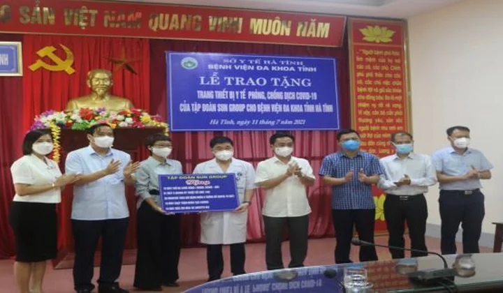 Sun Group trao tặng trang thiết bị y tế hỗ trợ điều trị Covid-19 trị giá hơn 46 tỷ đồng cho Hà Tĩnh và Hưng Yên