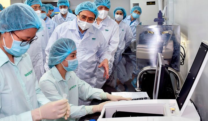 COVID-19: Nỗ lực triển khai chiến dịch vaccine, hướng tới miễn dịch cộng đồng
