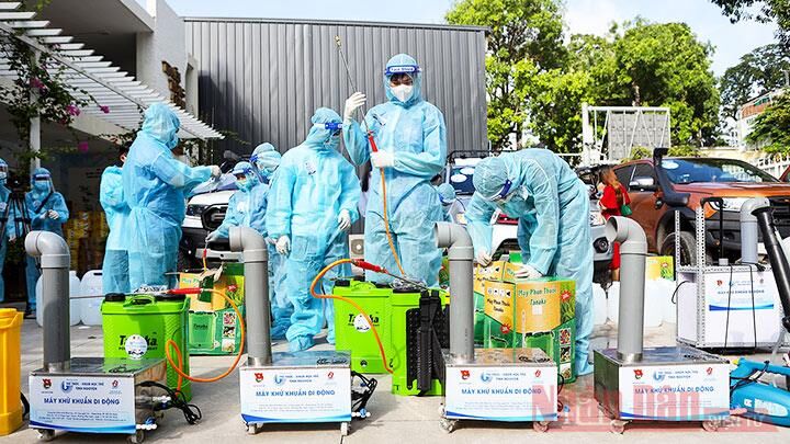 “Hãy ngồi yên để thành phố Hồ Chí Minh mau khỏe”