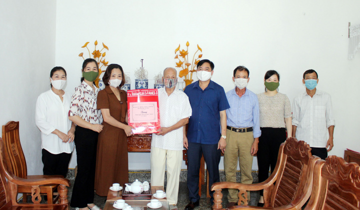 Thái Nguyên: Thăm và tặng quà người có công xã Cổ Lũng, xã Phấn Mễ