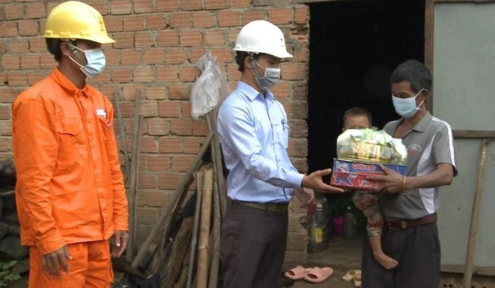  Kon Tum: Ngành Điện lực thăm, tặng quà các gia đình chính sách nhân ngày thương binh liệt sĩ 27/7