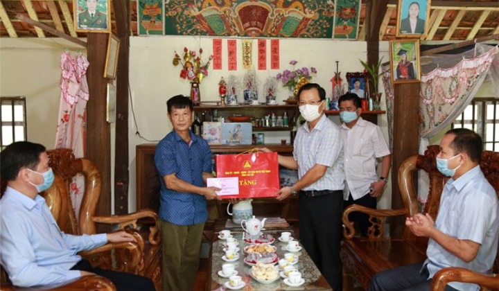 Lào Cai: Phó Chủ tịch UBND tỉnh thăm và tặng quà các gia đình chính sách, người có công với cách mạng tại huyện Bảo Yên