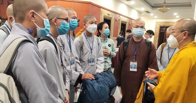 Cởi áo tu hành, khoác áo blue xông pha lên tuyến đầu chống dịch