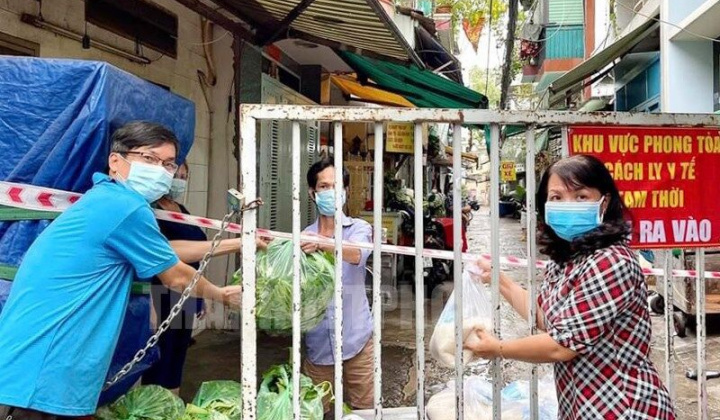 Trung tâm CTXH Thanh thiếu niên Việt Nam tặng hơn 100 tấn nhu yếu phẩm và thiết bị y tế hỗ trợ chống dịch