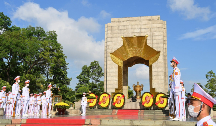 Lãnh đạo Đảng, Nhà nước đặt vòng hoa, tưởng niệm các Anh hùng liệt sỹ