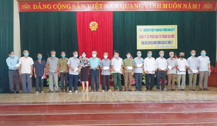 Xã Thiệu Lý – Thiệu Hóa: Hàng trăm suất quà được trao tặng cho các đối tượng là người có công với cách mạng