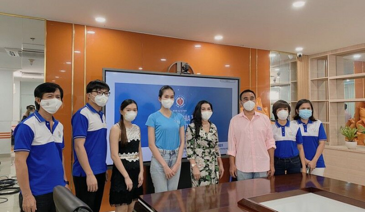 Á hậu Phương Anh chung tay cùng Quyền Linh góp gạo tặng người nghèo