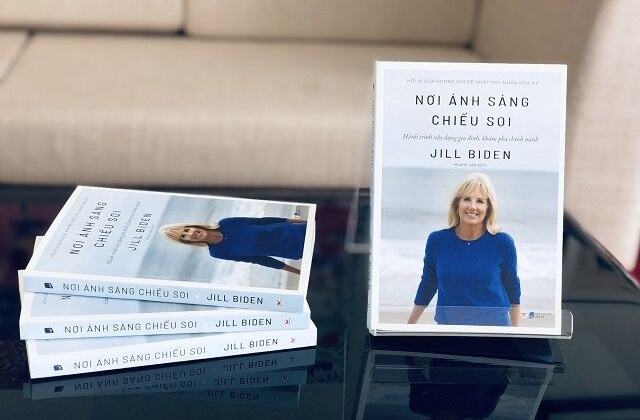 Nơi ánh sáng chiếu soi - Cuốn hồi ký ly kỳ của đương kim Đệ nhất phu nhân Mỹ