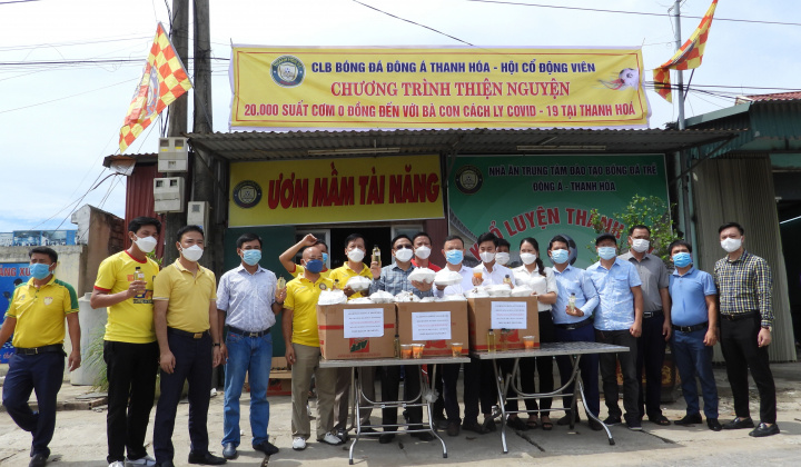 CLB Bóng đá Đông Á Thanh Hóa trao tặng lương thực phẩm hỗ trợ phòng, chống Covid 19