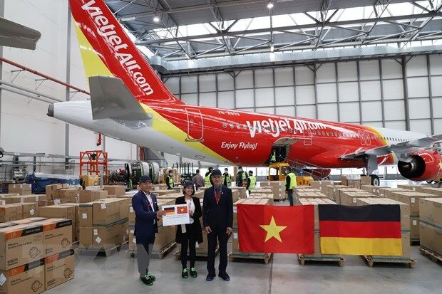 Đại sứ quán Việt Nam tại Đức tiếp nhận 10 tấn hàng viện trợ Việt Nam chống Covid-19