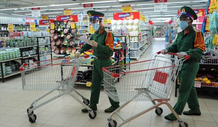 TPHCM: Ấm lòng các chiến sĩ bộ đội “đi chợ hộ dân”