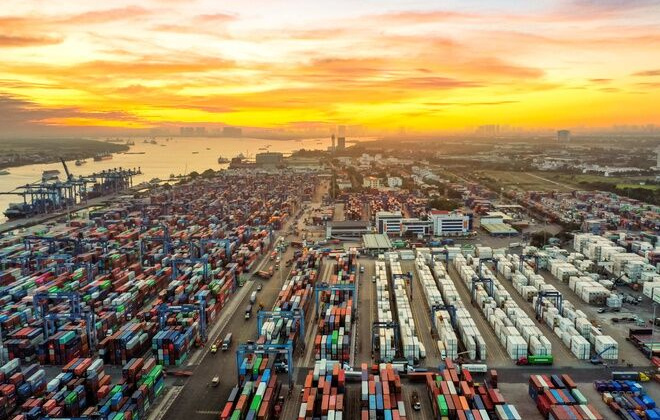 Dồn sức vượt “sóng dữ”