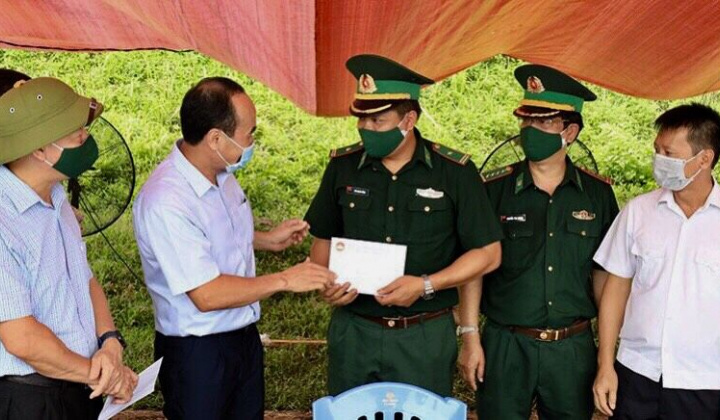 Lào Cai:  Chủ tịch HĐND tỉnh thăm, tặng quà các lực lượng phòng dịch tại Cửa khẩu Quốc tế đường bộ số II Kim Thành