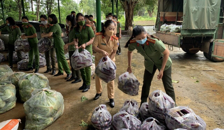 Công an Đắk Nông tiếp tục hỗ trợ quân và dân Thành phố Hồ Chí Minh