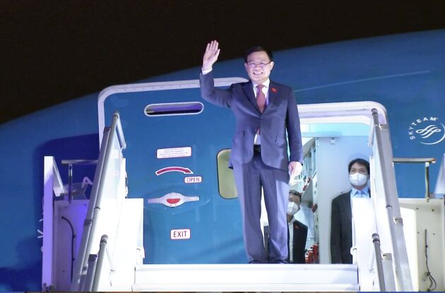 Chủ tịch Quốc hội đến Helsinki, bắt đầu thăm chính thức Cộng hòa Phần Lan