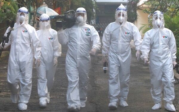 Báo chí xả thân chống “giặc” Covid-19