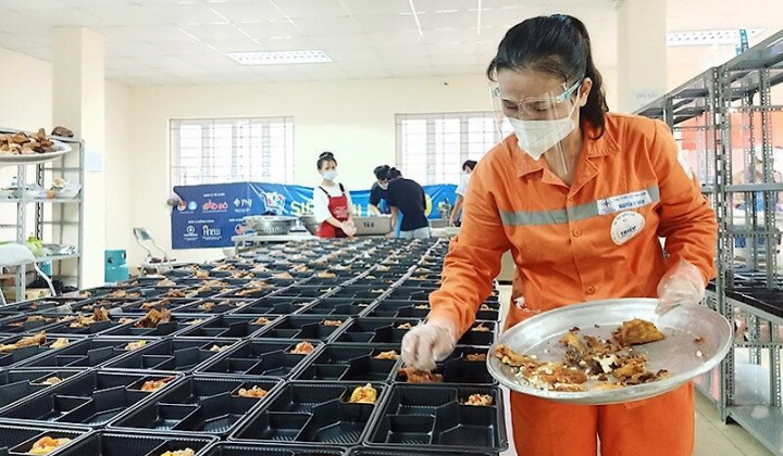 Công nhân điện lực nấu 30 nghìn suất cơm tặng người dân Thủ đô