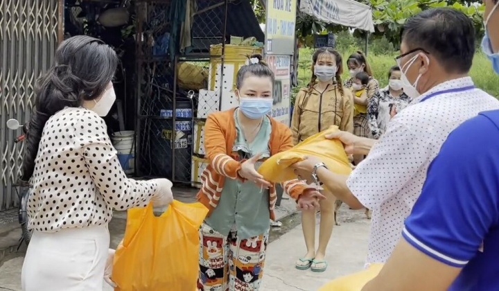 CLB Doanh nghiệp Việt Nam (VEC) tặng 4.000 phần quà cho F0 và người dân gặp khó khăn vì Covid-19