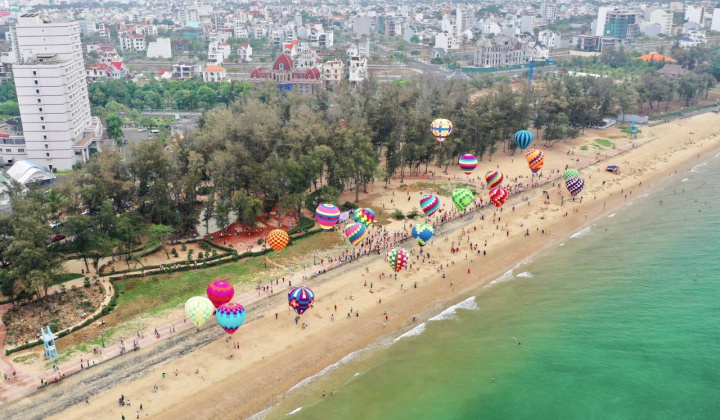 Rực rỡ sắc màu khinh khí cầu tại Phan Thiết