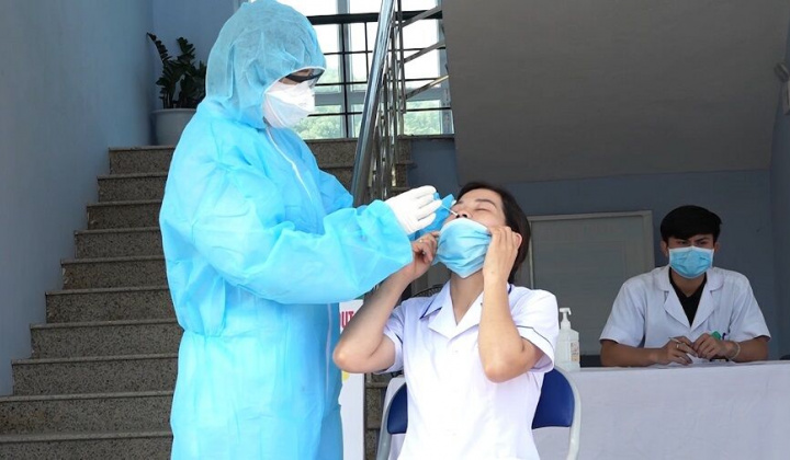 Bộ trưởng Y tế: Tăng cường giám sát người nhập cảnh để giải trình tự gen phát hiện sớm biến chủng Omicron