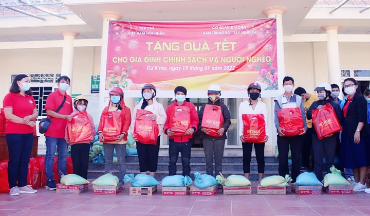 Việt Nam Hội nhập trao quà Tết cho các hộ nghèo và có hoàn cảnh khó khăn tại Cư Jút, Đắk Nông 