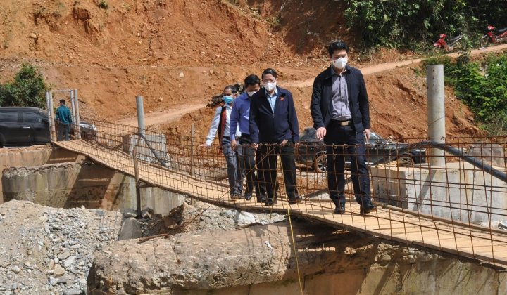 Phó Chủ tịch Quốc hội Nguyễn Đức Hải thăm, tặng quà tết bà con vùng sạt lở xã Phước Kim, Quảng Nam