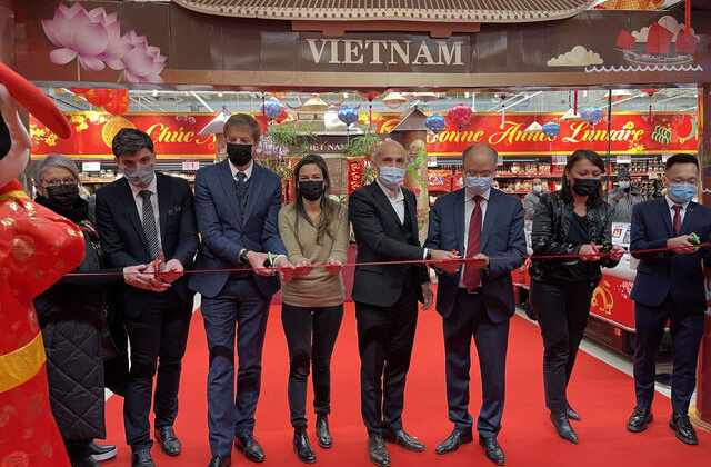 Đầm ấm Tết Việt khắp muôn nơi