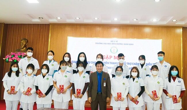 Đoàn sinh viên Trường Đại học Điều dưỡng chi viện cho Bệnh viện Bệnh Nhiệt đới TW