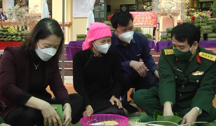 Ấm áp nghĩa tình " Xuân đoàn kết, Tết thắm tình quân dân"