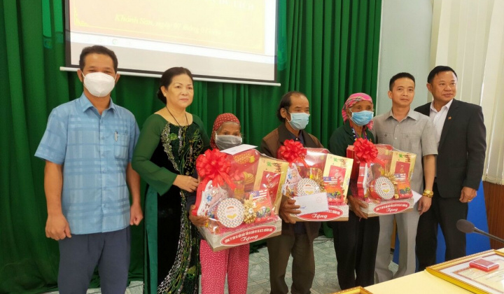 Trao tặng kỷ niệm chương vì sự nghiệp văn hóa - thể thao và du lịch cho các nghệ nhân tại Khánh Sơn