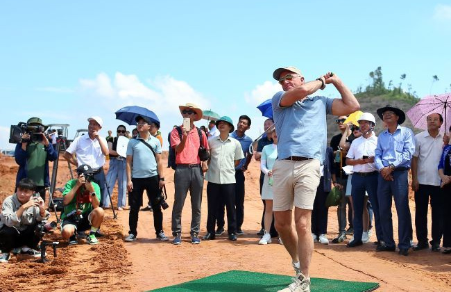 Cú swing đầu tiên của huyền thoại Greg Norman tại sân golf Văn Lang Empire