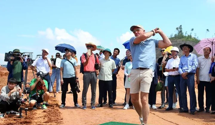 Cú swing đầu tiên của huyền thoại Greg Norman tại sân golf Văn Lang Empire
