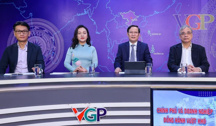 Tọa đàm “Chính phủ và doanh nghiệp đồng hành vượt khó”