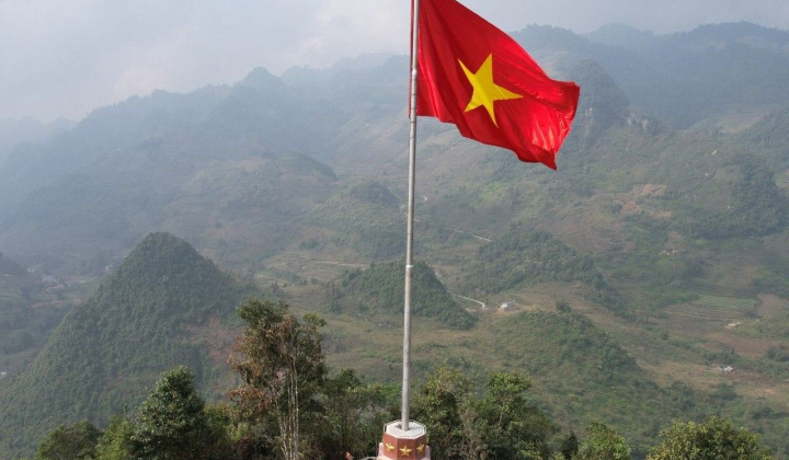 Mường Khương: Lễ thượng cờ Tổ quốc trên đỉnh núi Cô Tiên