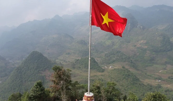 Mường Khương: Lễ thượng cờ Tổ quốc trên đỉnh núi Cô Tiên