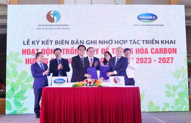 Cùng Chính phủ thực hiện mục tiêu Net Zero 2050, Vinamilk tiếp tục hành trình trồng cây xanh