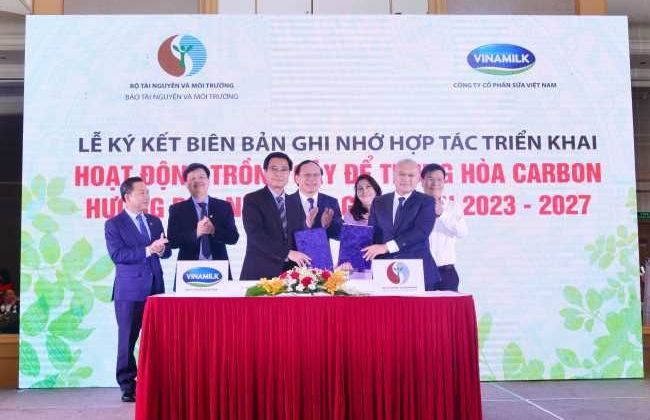 Cùng Chính phủ thực hiện mục tiêu Net Zero 2050, Vinamilk tiếp tục hành trình trồng cây xanh