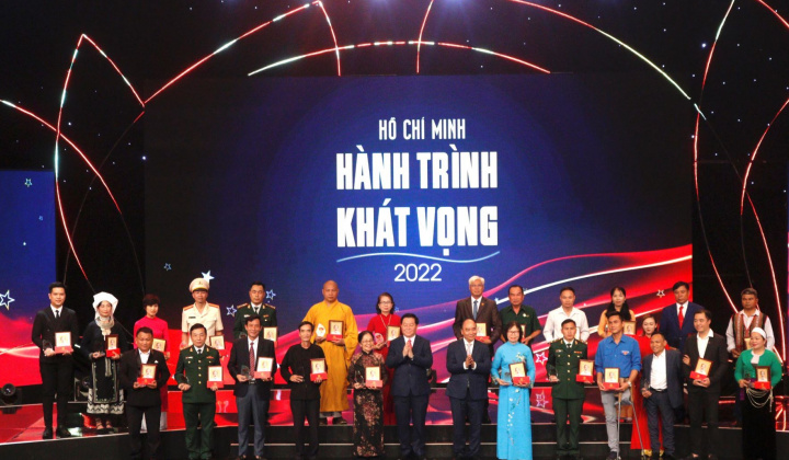 Đẩy mạnh phát hiện, bồi dưỡng, biểu dương, nhân rộng các tấm gương, điển hình học tập và làm theo Bác