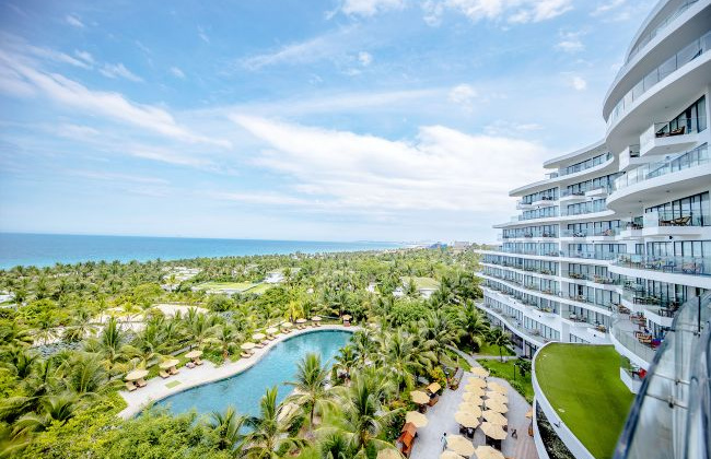 Trải nghiệm bữa sáng bên hồ bơi tại resort 5 sao Cam Ranh Riviera