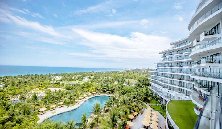 Trải nghiệm bữa sáng bên hồ bơi tại resort 5 sao Cam Ranh Riviera