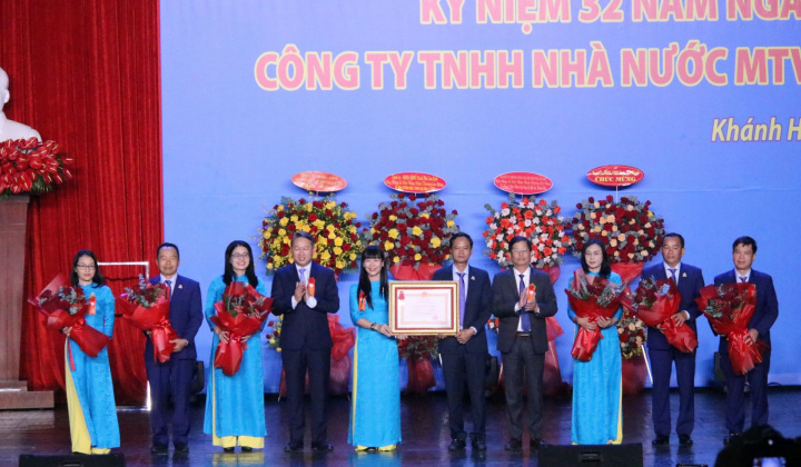 Công ty Yến sào Khánh Hoà đón nhận 2 Huân chương lao động và Cờ thi đua Chính Phủ