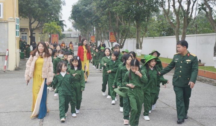 Học sinh tham quan, trải nghiệm tại Lữ đoàn Vận tải thuỷ 873, Cục Hậu cần, QK4