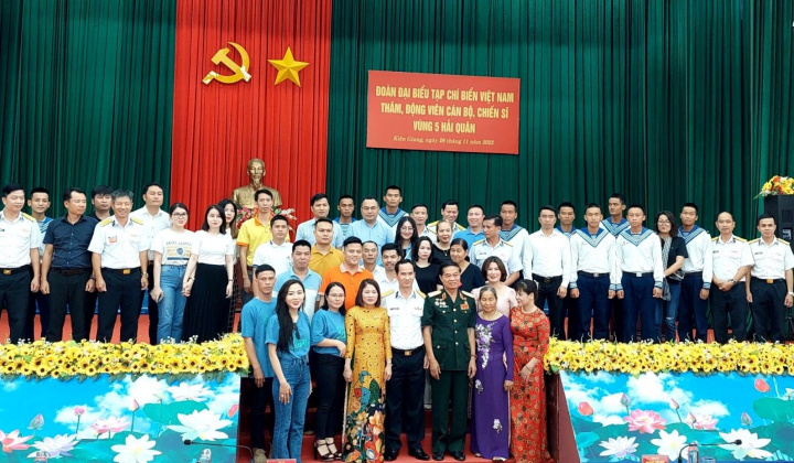Tạp chí Biển Việt Nam mang Tết sớm đến với cán bộ, chiến sĩ Hải quân và Nhân dân ở Tây Nam
