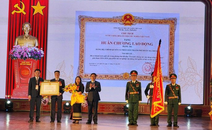 TP Buôn Ma Thuột hoàn thành xây dựng NTM và đón nhận Huân chương Lao động hạng Ba