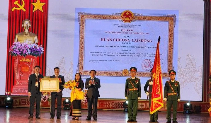 TP Buôn Ma Thuột hoàn thành xây dựng NTM và đón nhận Huân chương Lao động hạng Ba