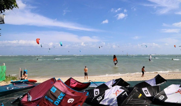 Những màn biểu diễn lướt ván diều mãn nhãn trên biển Ninh Thuận