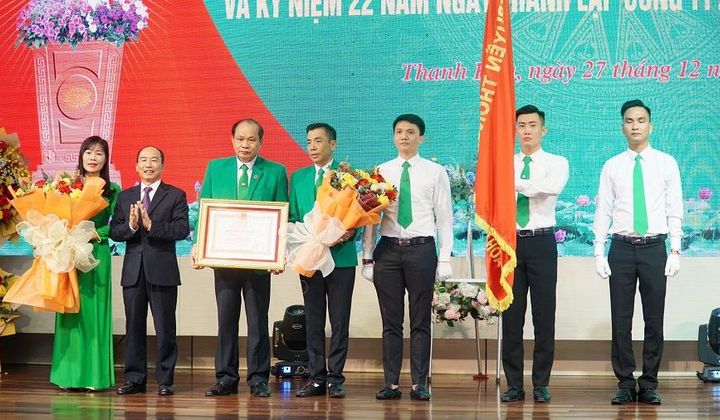 Mai Linh Thanh Hóa nhận Huân chương Lao động hạng Nhì của Chủ tịch nước