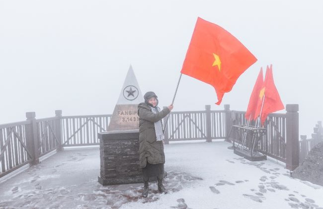 Du khách ngất ngây ngắm tuyết đầu mùa trên đỉnh Fansipan