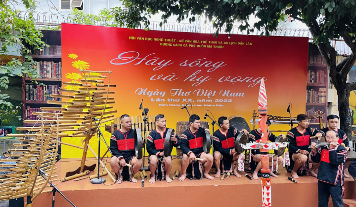 Ấn tượng với Chương trình Ngày thơ Việt Nam 2022 tại Đường sách cà phê Buôn Ma Thuột