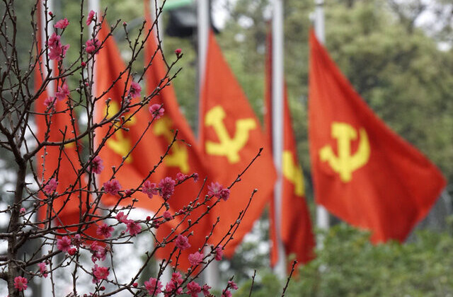 Với Đảng, mùa xuân!